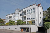 Hochwertige 2 ZKB Wohnung mit Terrasse, kleinem Garten & TG-Stellplatz in der Panoramastraße - Hausansicht von der Straße