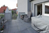 Wohnen im Grünen: 3 ZKB EG-Wohnung mit Terrasse, Garten, EBK & Garage in idyllischer Hanglage - Terrasse
