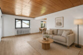 Frisch renovierte & gemütliche 4 ZKB Wohnung mit Balkon und Garage - Wohn-/Esszimmer (KI generiert)