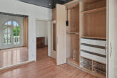 Wohn(t)raum auf zwei Ebenen - außergewöhnliche 5 ZKB Wohnung mit EBK, Sauna, Solarium & 2 Balkonen - OG Ankleidezimmer 2. Ansicht