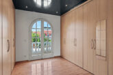Wohn(t)raum auf zwei Ebenen - außergewöhnliche 5 ZKB Wohnung mit EBK, Sauna, Solarium & 2 Balkonen - OG Ankleidezimmer