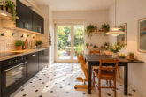 Wohnen mit Garten in HD-Südstadt: 3 ZKB Erdgeschosswohnung mit Terrasse und ca. 200 m² Grün - Küche (KI generiert)