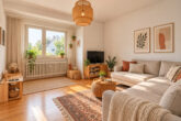 Wohnen mit Garten in HD-Südstadt: 3 ZKB Erdgeschosswohnung mit Terrasse und ca. 200 m² Grün - Wohnzimmer (KI generiert)