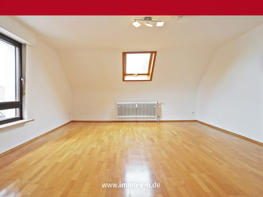 Attraktive und renovierte 2,5 ZKB Dachgeschosswohnung in ruhiger Wohnlage von Hockenheim, 68766 Hockenheim, Dachgeschosswohnung