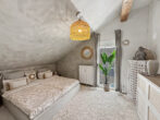 Wohnen mit Urlaubsflair – Charmante Dachgeschosswohnung mit Balkon und Alpenblick - Schlafzimmer