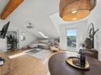 Wohnen mit Urlaubsflair – Charmante Dachgeschosswohnung mit Balkon und Alpenblick - Wohn-Esszimmer 3. Ansicht