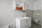 Geräumige & lichtdurchflutete 3 ZKB Wohnung mit EBK, Balkon, frisch saniertem Bad und Stellplatz - Tageslichtbad 2. Ansicht