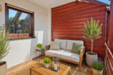 Geräumige & lichtdurchflutete 3 ZKB Wohnung mit EBK, Balkon, frisch saniertem Bad und Stellplatz - Balkon KI Möblierungsvorschlag