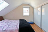 Attraktives 2-Familien- oder Mehrgenerationenhaus mit Terrasse und Carport in ruhiger Lage - DG Elternschlafzimmer