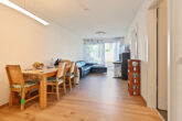 NUR MIT WBS & 3 Pers. - NEUBAU/ZWEITBEZUG: 3,5 ZKB Wohnung mit Terrasse, Garten & TG-Stellplatz - Wohn-Essbereich