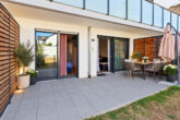 NUR MIT WBS & 3 Pers. - NEUBAU/ZWEITBEZUG: 3,5 ZKB Wohnung mit Terrasse, Garten & TG-Stellplatz - Terrasse (KI-generiert)