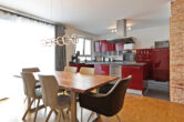 Neuwertige 3 ZKB Wohnung mit exklusiver EBK, Kochinsel, sonnigem Balkon, Carport uvm. - Wohn-Essbereich 2. Ansicht