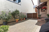 Gartenliebhaber aufgepasst! Schön gelegenes EFH mit Terrasse, Garage und separatem Partyraum - Hofeinfahrt