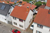Gartenliebhaber aufgepasst! Schön gelegenes EFH mit Terrasse, Garage und separatem Partyraum - Hausansicht Vogelperspektive