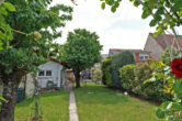 Gartenliebhaber aufgepasst! Schön gelegenes EFH mit Terrasse, Garage und separatem Partyraum - Gartenansicht zum Haus